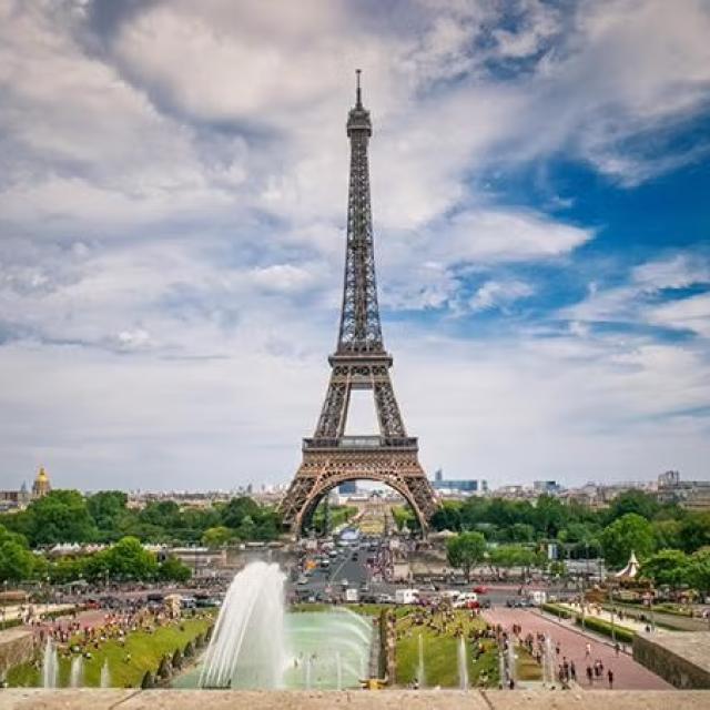 The Eiffel Tower demonstrating how for Kiwi businesses prioritising corporate travel sustainability, there’s a lot to learn from how Paris is planning and executing this global event.